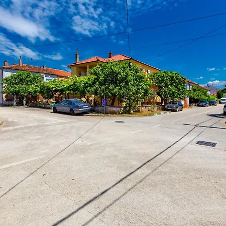 Nikola Free Parking Bbq *