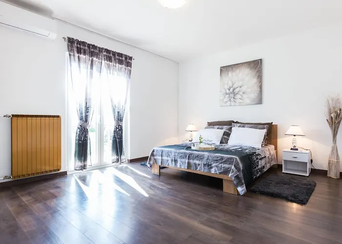 Nikola Free Parking Bbq 扎达尔